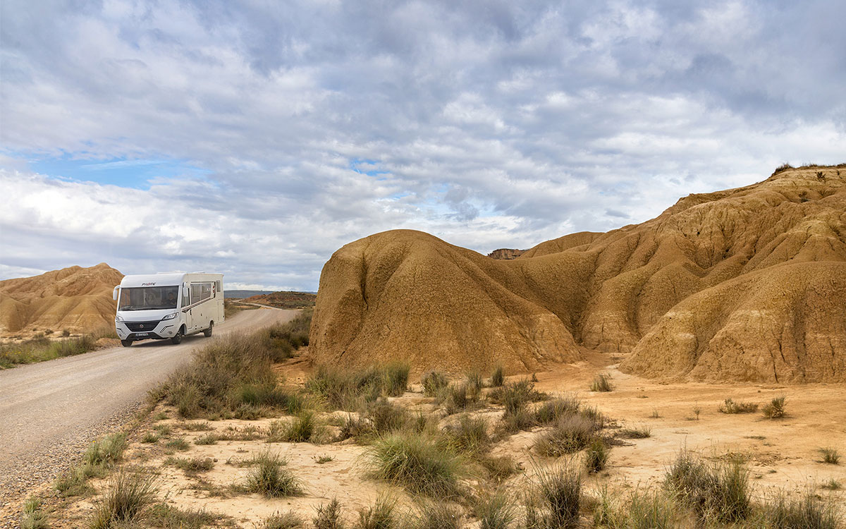 Camping-car intégral Pilote roulant au milieu du désert des Bardenas.