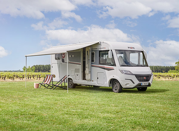 Camping-car intégral Pilote à l'étape dans l'herbe.