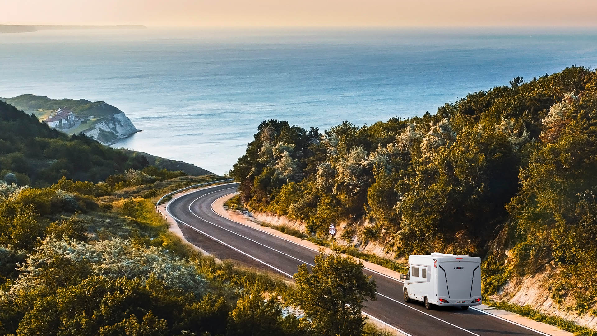 Camping-car profilé Pilote roulant en direction de le mer méditerranée.