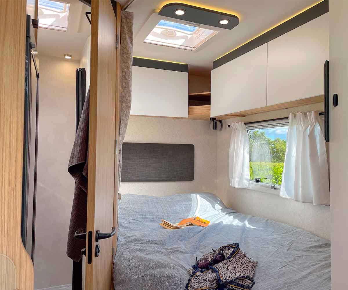 Chambre du camping-car profilé P600P Pilote.