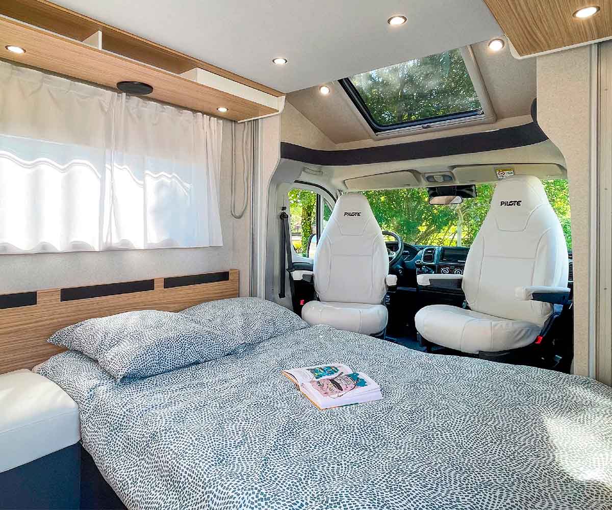 Complément de couchage dans le salon du camping-car profilé P690D Pilote.