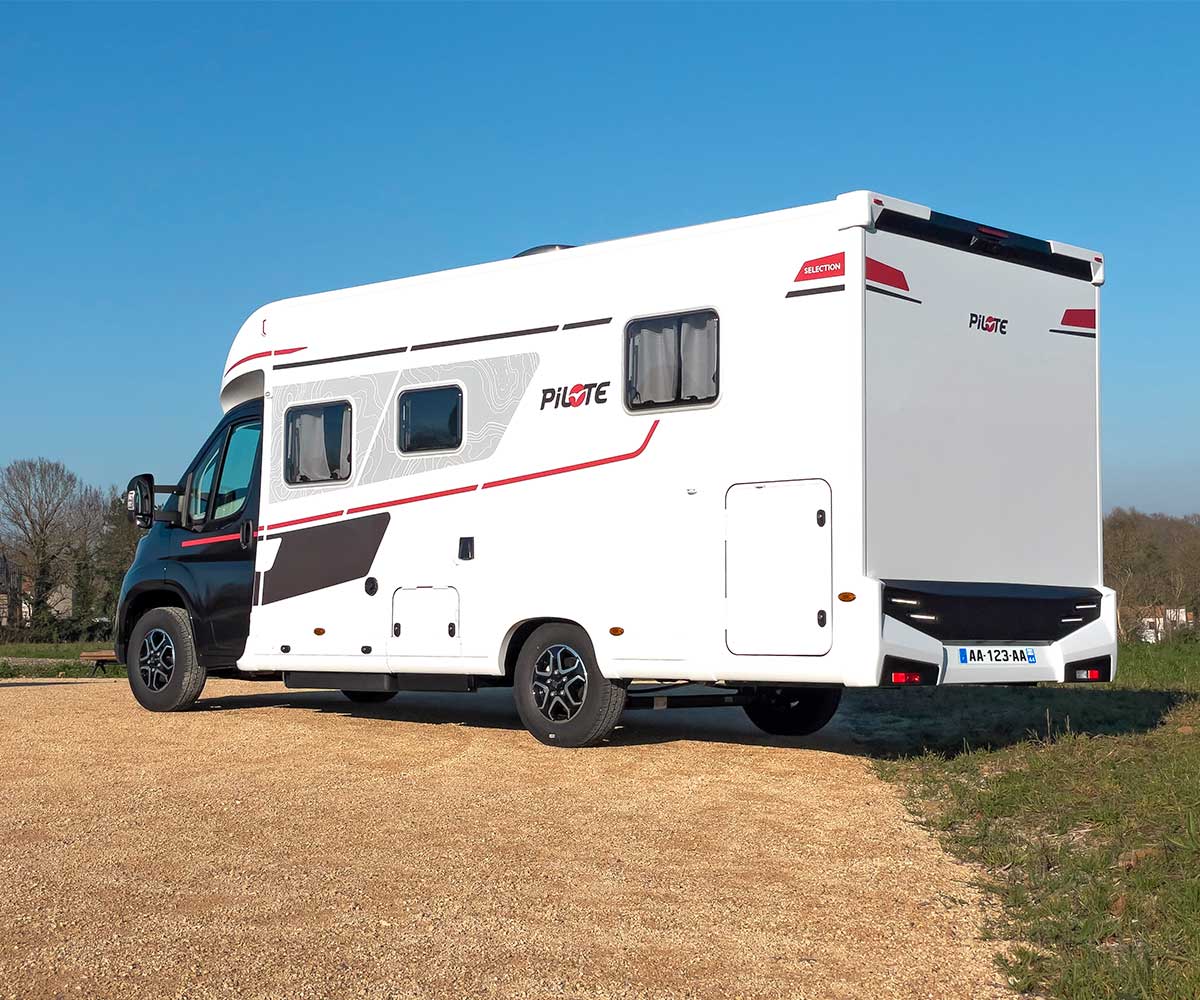 Camping-car profilé P720FC Sélection Pilote vu de de trois quarts dos.