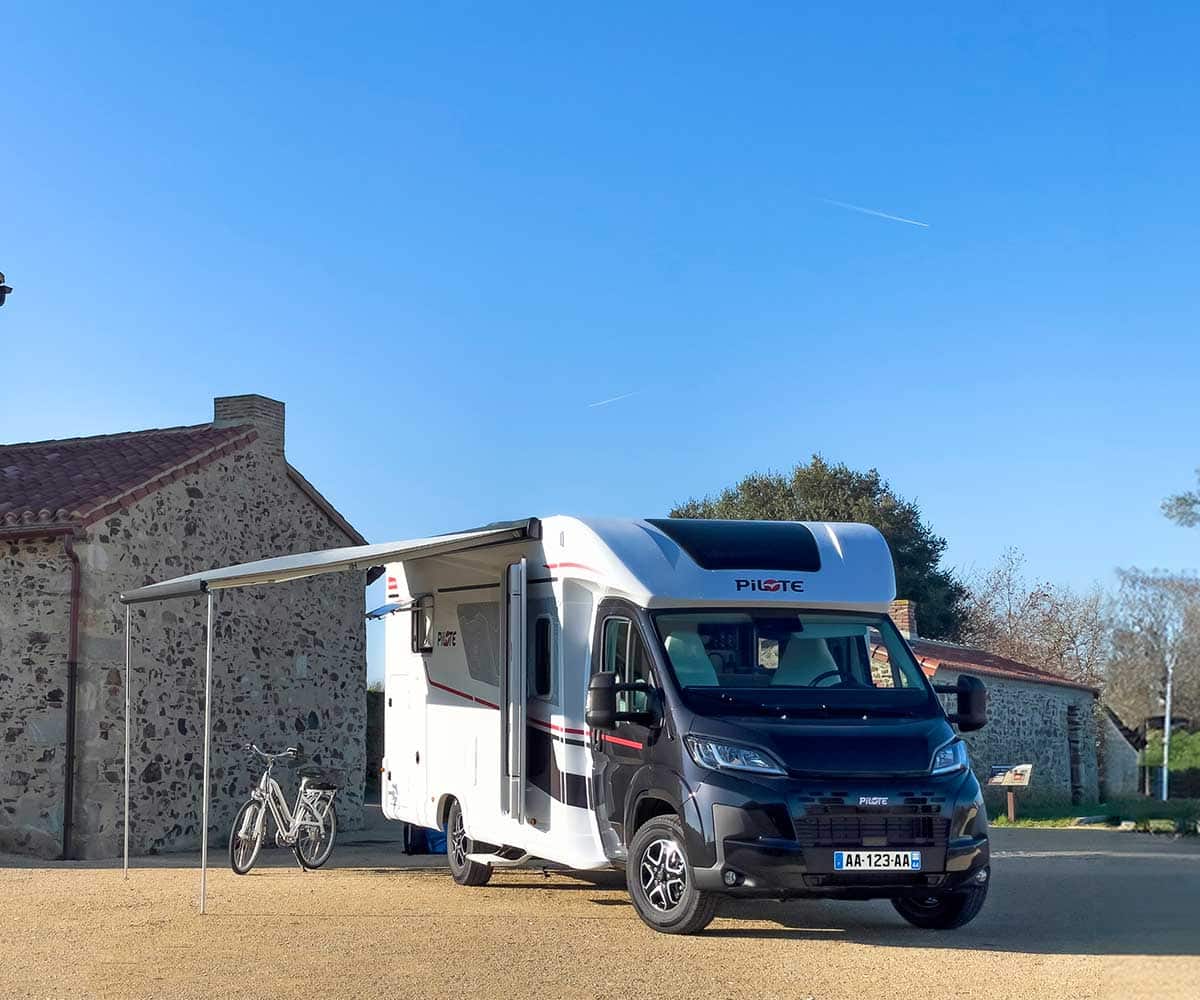 Camping-car profilé P720FC Sélection Pilote vu de côté, store banne déplié.